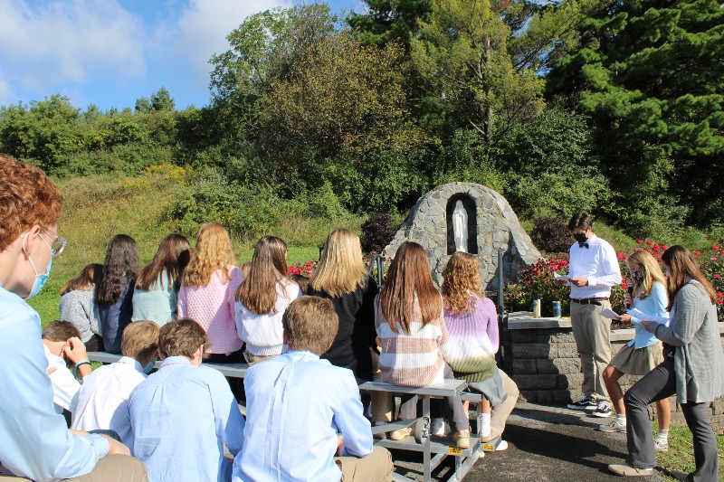 Welcome Back Students near syracuse ny image of students by mary statue