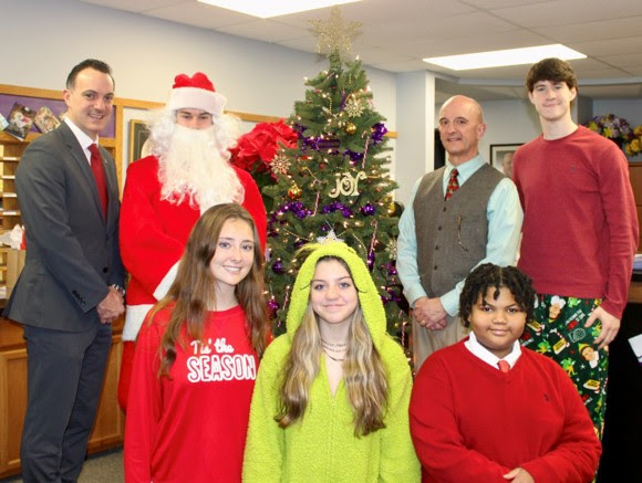 merry christmas near syracuse ny image of students in front of tree